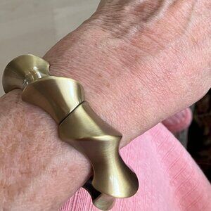 hinged bangle  bracelet matte goldtone scalloped vintage